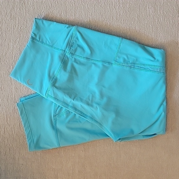 ZYIA Pants - ZYIA ACTIVE robin's egg blue leggings in size 8 - 10. Capri length. Great cond.